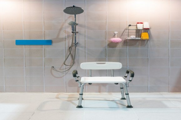 Aménagement de salle de bain pour personne handicapée 